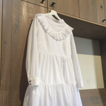 Patron de robe babydoll Leo est montré ici réalisé dans un coton blanc à plumetis qui met particulièrement en valeur la coupe babydoll. On craque sur ses détails féminins !