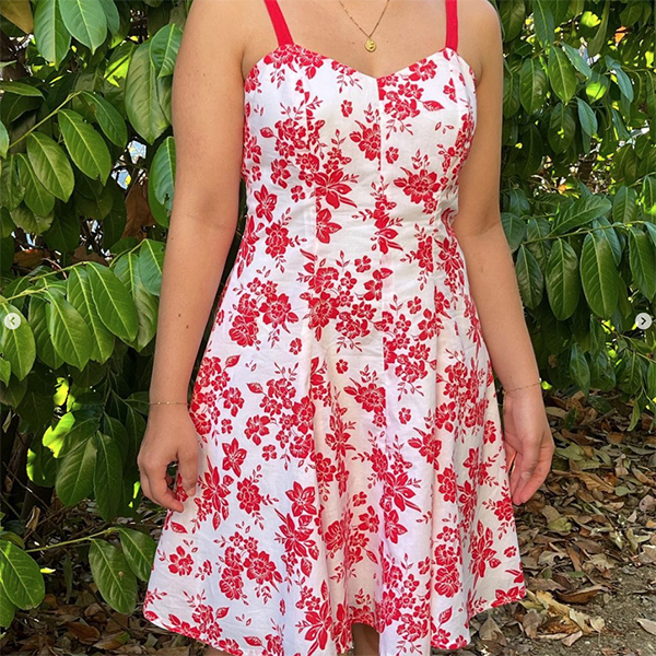 Patron de robe d'été Sirius en coton blanc imprimé floral rouge